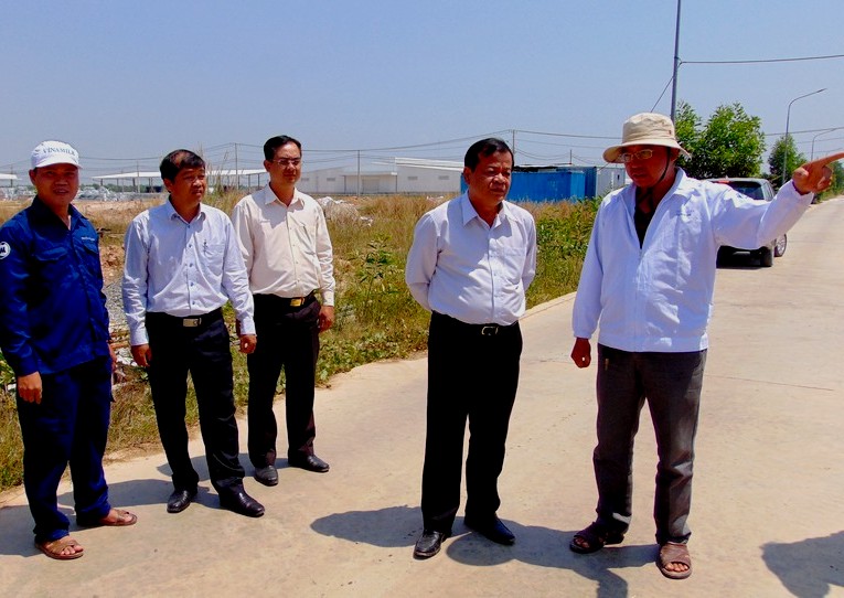 Chủ tịch UBND tỉnh thăm Trang trại bò sữa Tây Ninh