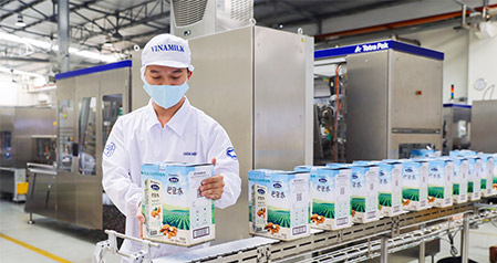 Vinamilk exports first large batch of milk to China in 2021