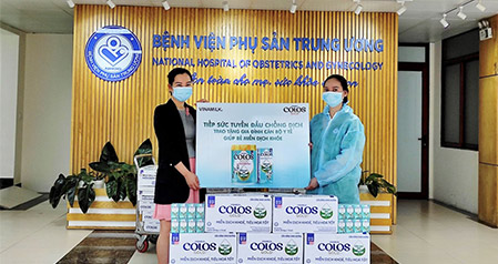 50.000 sản phẩm dinh dưỡng được Vinamilk ColosGold trao tặng cho con em y bác sĩ tuyến đầu.
