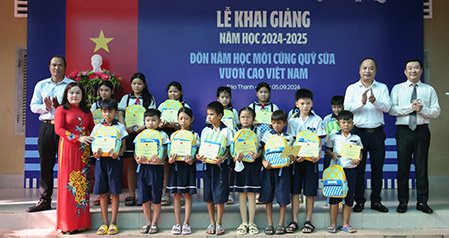 GẦN 200.000 HỘP SỮA VINAMILK DÀNH TẶNG CÁC EM HỌC SINH NHÂN NGÀY HỘI TỰU TRƯỜNG