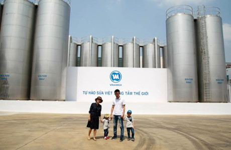 Mẹ Ốc, ba Rùa và 2 bé choáng ngợp trước tại hệ thống bồn lạnh chứa sữa khổng lồ. Mẹ Ốc, ba Rùa và 2 bé choáng ngợp trước tại hệ thống bồn lạnh chứa sữa khổng lồ.