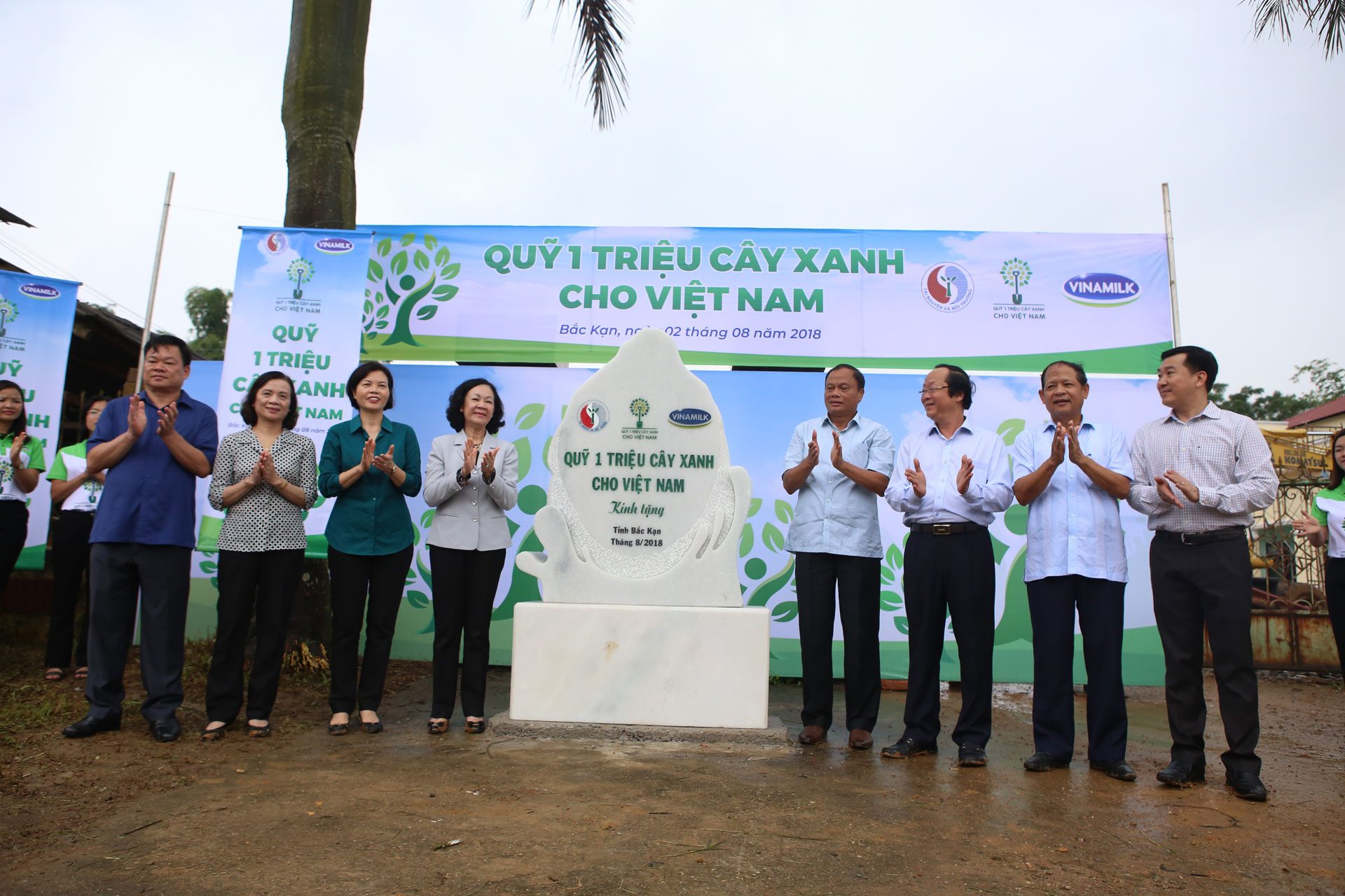 [Image: quy-1-trieu-cay-xanh-cho-viet-nam-va-vin...2018-1.jpg]