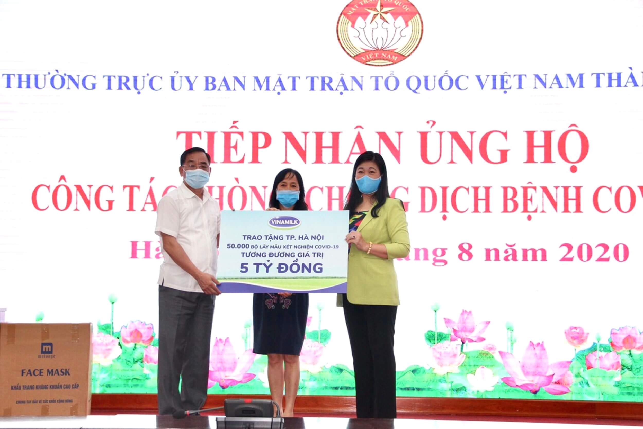 Vinamilk ủng hộ 8 tỷ đồng cho Hà Nội và 3 tỉnh miền Trung chiến đấu chống dịch COVID-19