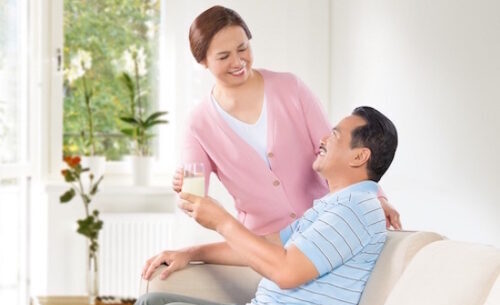 Giúp cha mẹ uống sữa đúng cách để tối ưu hoá canxi cho xương
