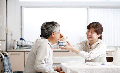 Lưu ý khi chăm sóc người cao tuổi nằm tại giường