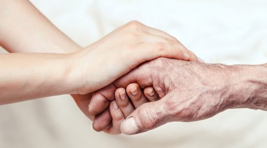 Tìm hiểu về bệnh run chân tay ở người già