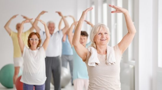 Giúp bố mẹ điều trị phòng ngừa bệnh loãng xương và tăng cường sức khỏe bằng các bài tập đơn giản