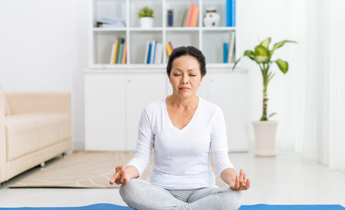 Bài tập thư giãn hành vi, cảm xúc cho người già mắc bệnh run chân tay