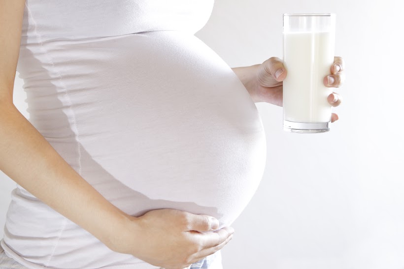 Sữa là nguồn cung cấp canxi không thể thiếu với mẹ bầu
