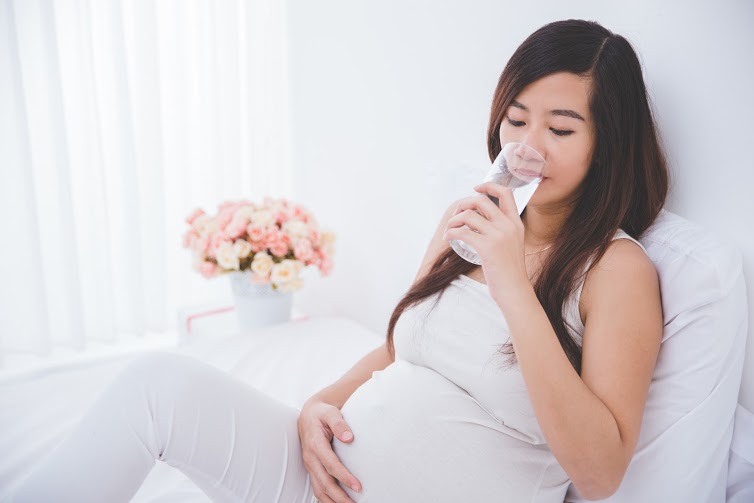 Uống nhiều nước giúp mẹ phòng tránh táo bón Uống nhiều nước giúp mẹ phòng tránh táo bón