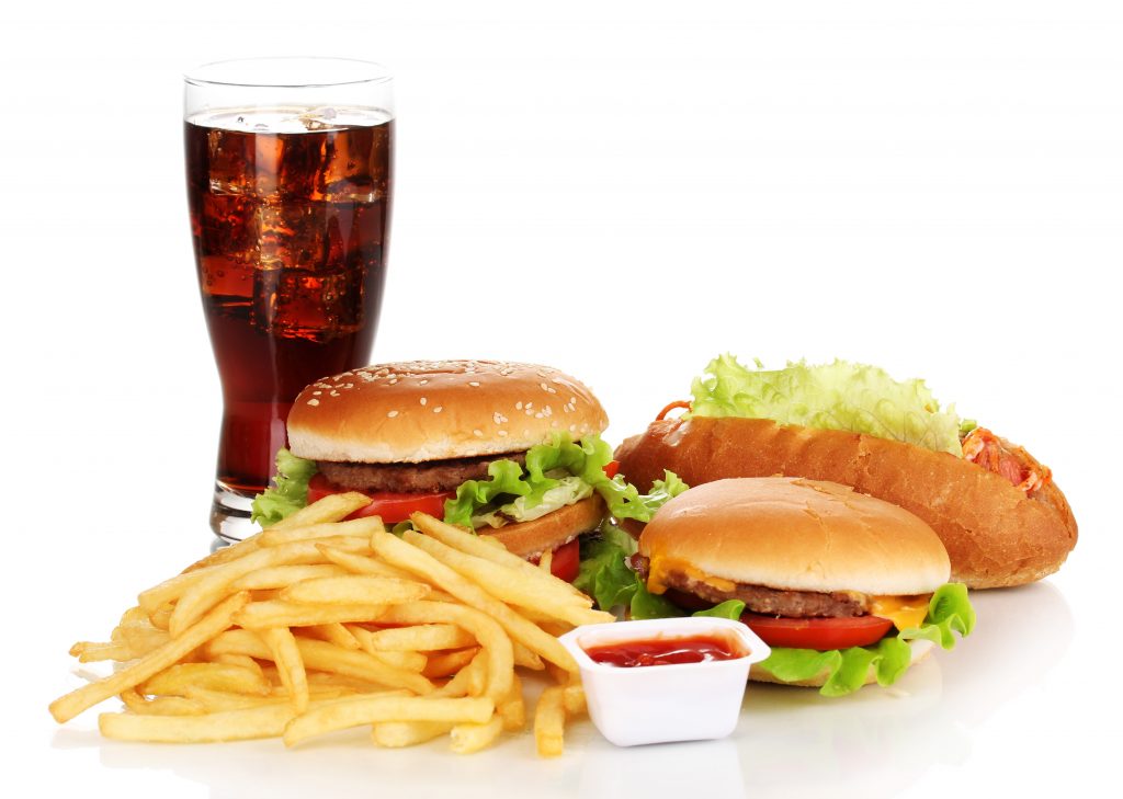 Ăn nhiều thức ăn nhanh có thể dẫn đến bệnh tim mạch, đái tháo đường và nhiều hậu quả nghiêm trọng khác cho sức khỏe của bé