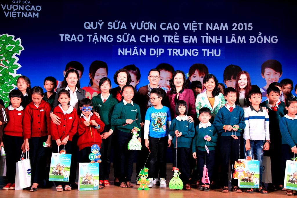 Quỹ sữa Vươn cao Việt Namcủa Vinamilk đã đem đến cho hơn 333.000 trẻ em khó khăn tại Việt Nam trong gần 8 năm hoạt động gần 26 triệu ly sữa (tương đương khoảng 94 tỷ đồng).