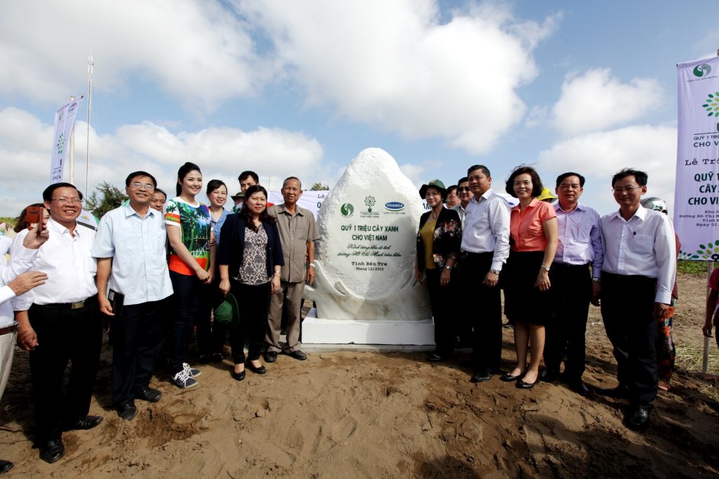 Quỹ 1 triệu cây xanh cho Việt Nam – một chương trình xã hội của Vinamilk mang ý nghĩa nhân văn đóng góp rất lớn cho cộng đồng trồng cây tại đường Hồ Chí Minh trên biển ở Bến Tre