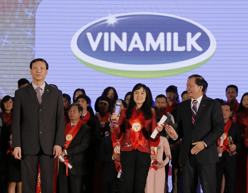 Bà Nguyễn Minh Tâm, Giám đốc Chi nhánh Vinamilk tại Hà Nội đại diện công ty nhận giải thưởng Thương hiệu mạnh Việt Nam  