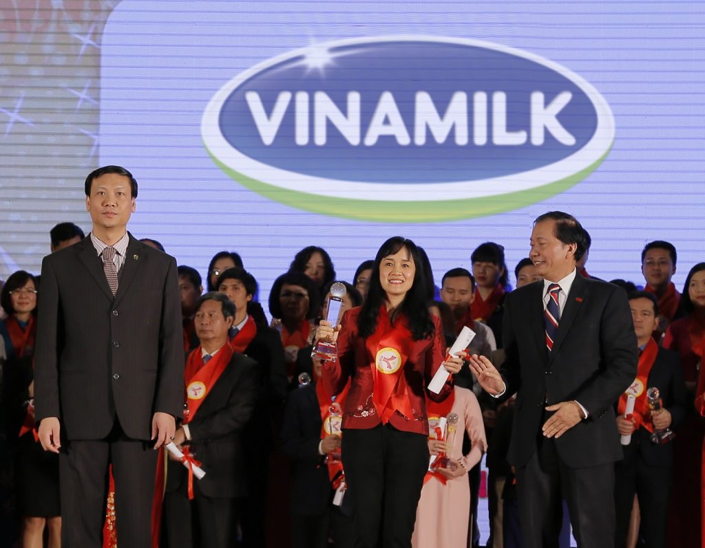 Bà Nguyễn Minh Tâm, Giám đốc Chi nhánh Vinamilk tại Hà Nội đại diện công ty nhận giải thưởng Thương hiệu mạnh Việt Nam Bà Nguyễn Minh Tâm, Giám đốc Chi nhánh Vinamilk tại Hà Nội đại diện công ty nhận giải thưởng Thương hiệu mạnh Việt Nam