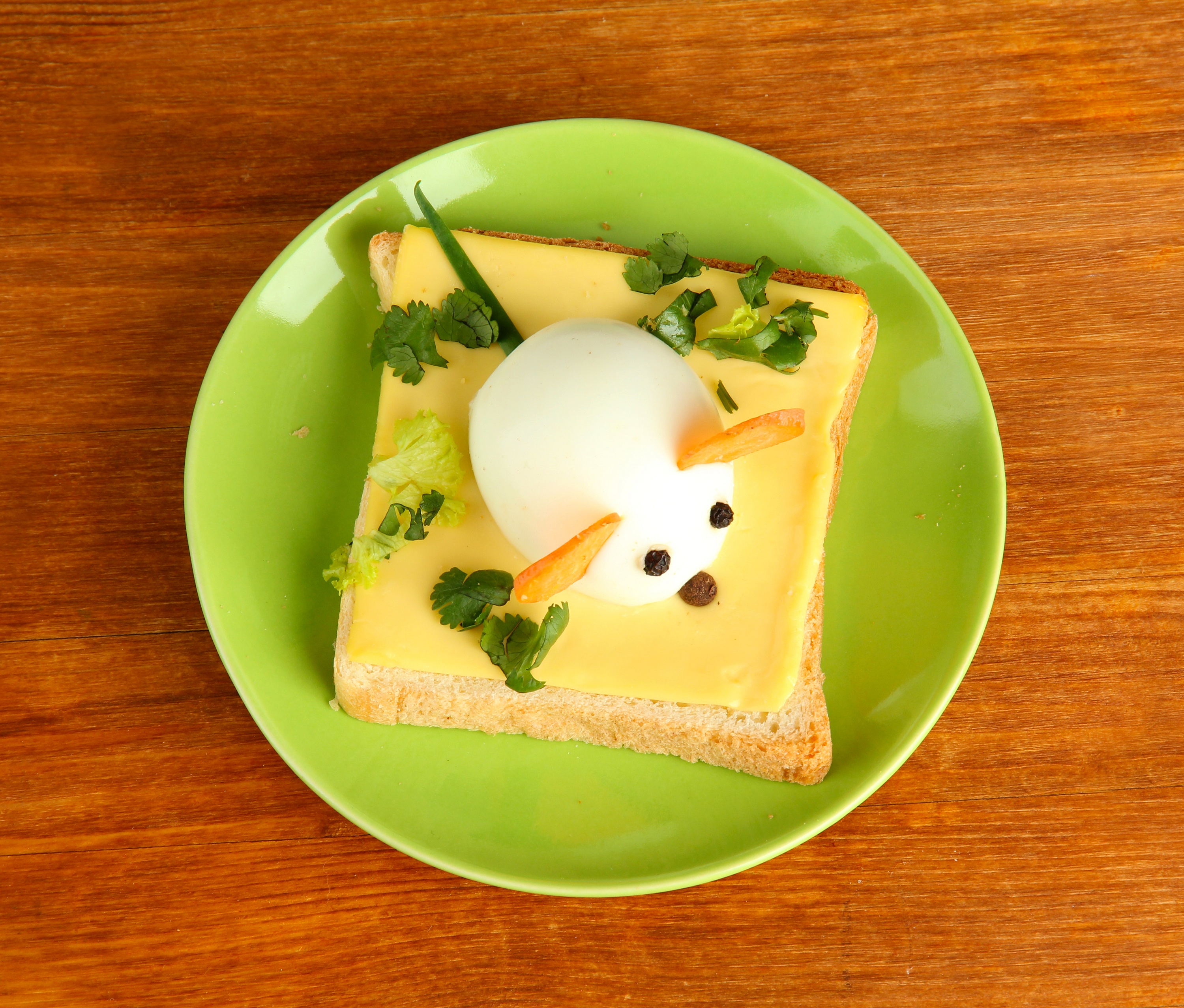 Mẹ có thể làm món bánh mì kẹp trứng ốp la cho bé ăn tại nhà hoặc mang vào lớp ăn sáng