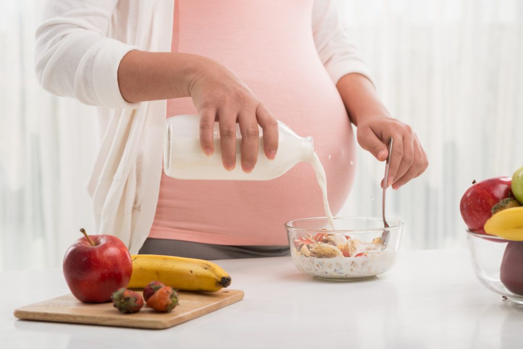 Canxi là dưỡng chất quan trọng nhất trong 3 tháng cuối nên mẹ hãy ưu tiên sữa và các thực phẩm từ sữa trong chế độ ăn hằng ngày nhé