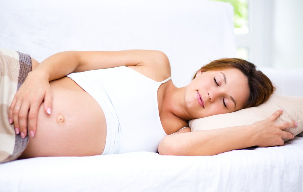 Nằm nghiêng bên trái khi ngủ, giúp mẹ bầu hạn chế chứng giãn tĩnh mạch khi mang thai