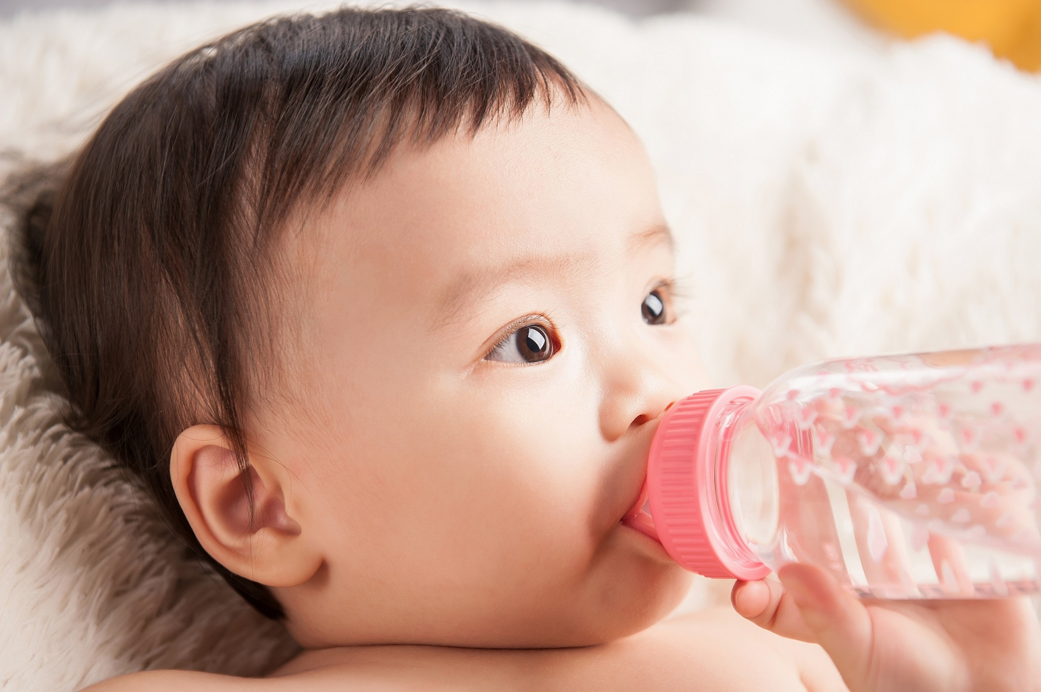 Đừng cho bé uống quá nhiều nước lọc mẹ nhen! Đừng cho bé uống quá nhiều nước lọc mẹ nhen!