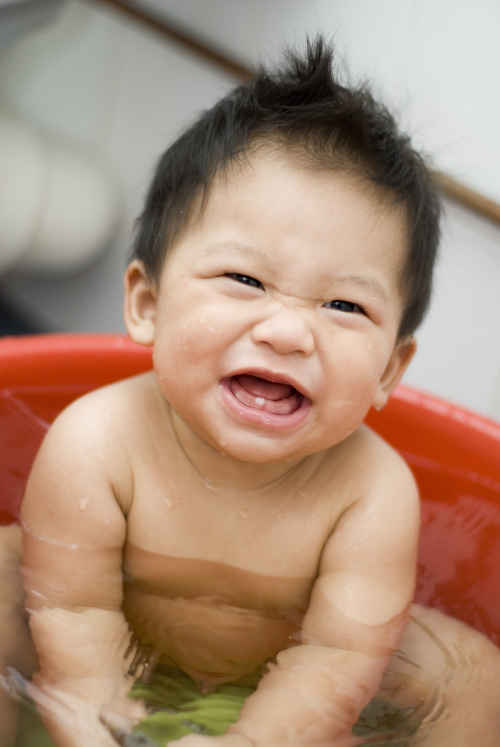 Tắm là một phần không thể thiếu trong quá trình chăm sóc và nuôi dưỡng bé.