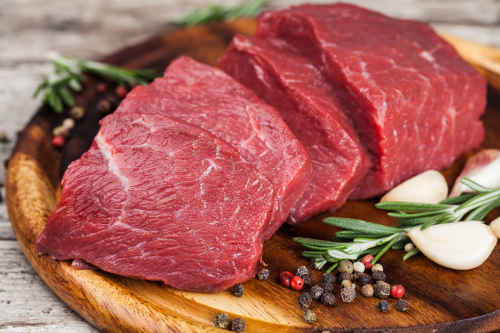 Thịt bò là nguồn bổ sung sắt nhưng mẹ nhớ không nên ăn thịt còn tái nhen.