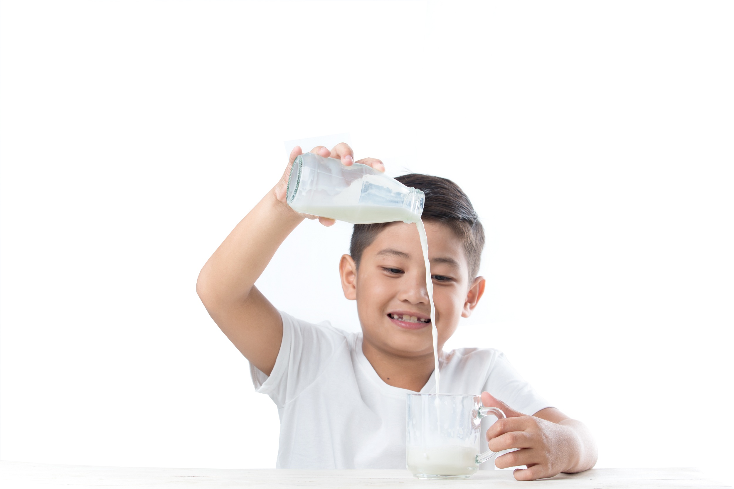 Sữa là nguồn cung cấp canxi tốt nhất giúp con cao lớn và khỏe mạnh
