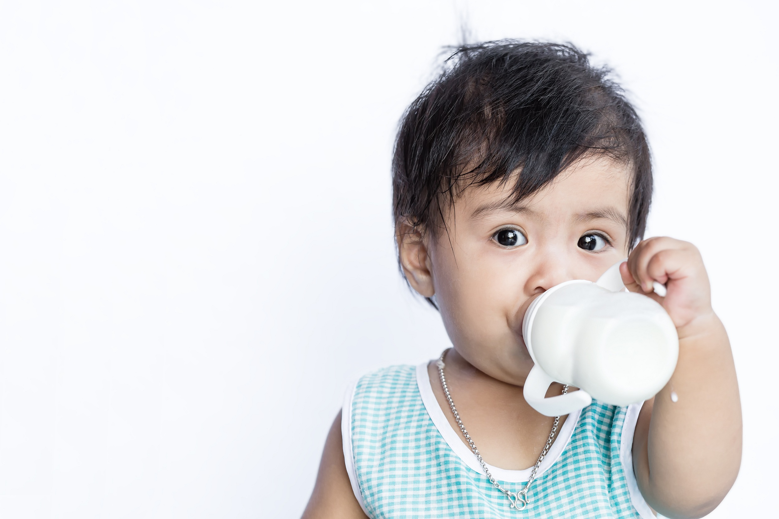 Dù bé đã biết ăn thức ăn cứng, bé vẫn cần 500-600ml sữa mỗi ngày để phát triển chiều cao