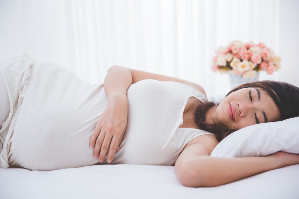 Nằm nghiêng sẽ giúp mẹ dễ ngủ hơn Nằm nghiêng sẽ giúp mẹ dễ ngủ hơn
