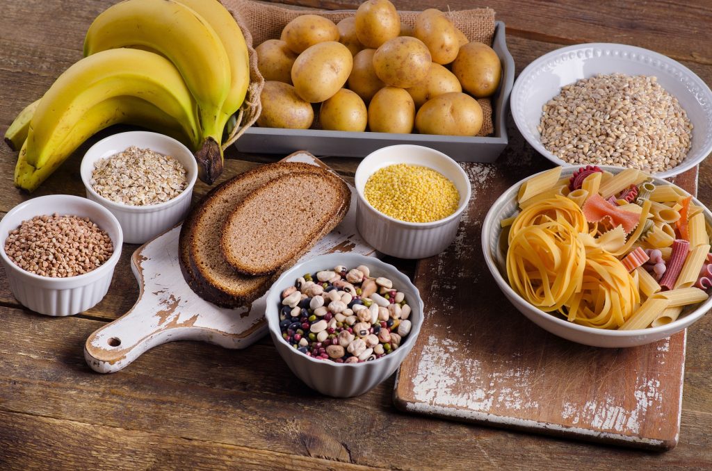 Đậu, ngũ cốc, rau củ, trái cây, mỳ, gạo và khoai tây là những nguồn cung cấp carbohydrates tiêu biểu