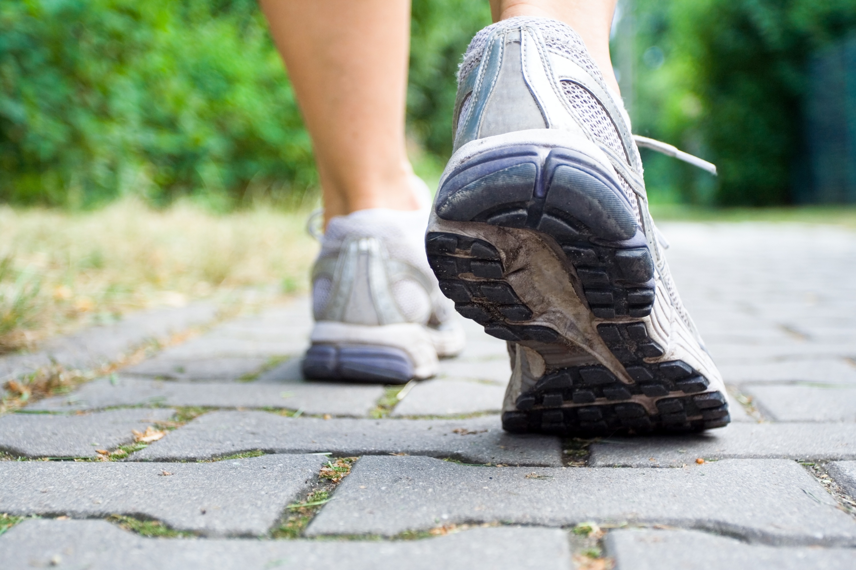 Walking myself. Ноги идут. Ходьба ноги. Кроссовки для ходьбы. Ходьба по земле.