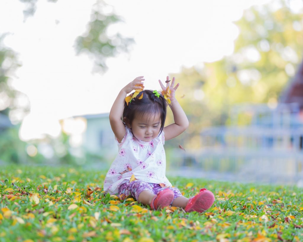 Với bé, thế giới lúc này thật rộng lớn và có bao nhiêu điều hấp dẫn đang chờ đón bé khám phá