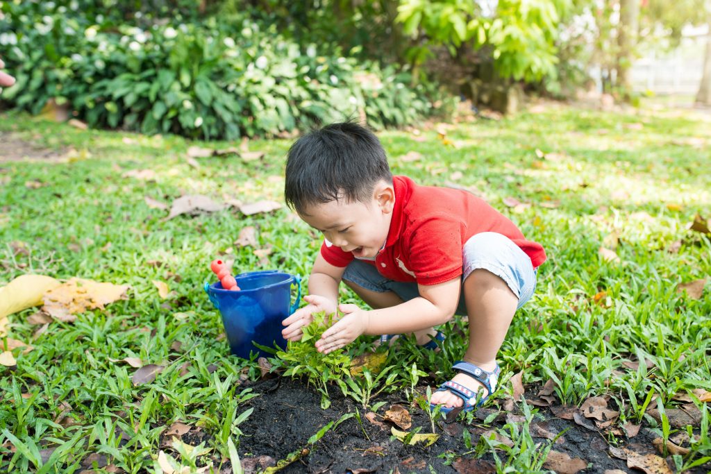 Khuyến khích bé vận động ngoài trời để vừa phát triển kỹ năng vận động vừa giúp hệ miễn dịch của bé hoạt động hiệu quả mẹ nhé