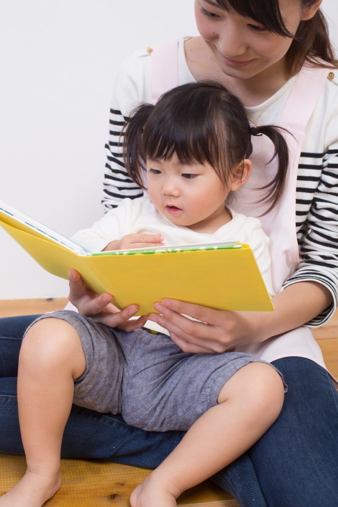 Dành thời gian đọc sách để giúp bé tăng vốn từ mẹ nhen
