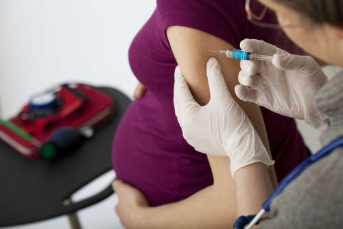 Các mẹ có thể yên tâm chích ngừa cúm kể cả trong thai kỳ