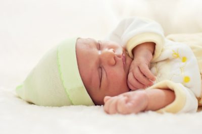 Mới chào đời bé vô cùng yếu ớt vì vậy mẹ hãy tìm hiểu thật nhiều để trở thành bác sĩ riêng của bé nhé Mới chào đời bé vô cùng yếu ớt vì vậy mẹ hãy tìm hiểu thật nhiều để trở thành bác sĩ riêng của bé nhé