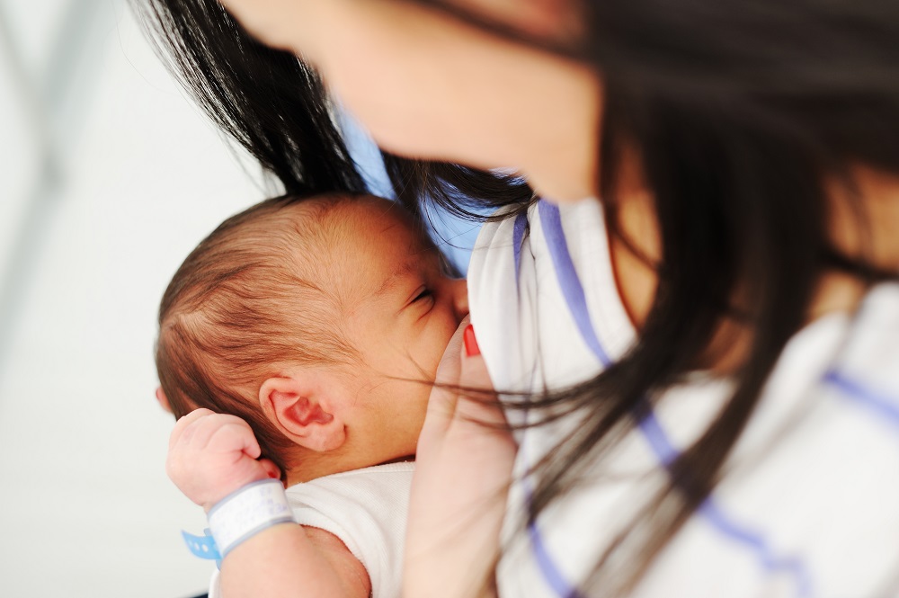 Mẹ cần sớm cho bé bú vì sữa mẹ có chứa sữa non (cholostrum) để tăng sức đề kháng và giúp bé phát triển khỏe mạnh