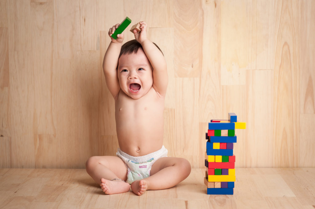 Các đồ chơi hình khối và sắp xếp sẽ giúp bé phát triển kỹ năng vận động tay và ngón tay