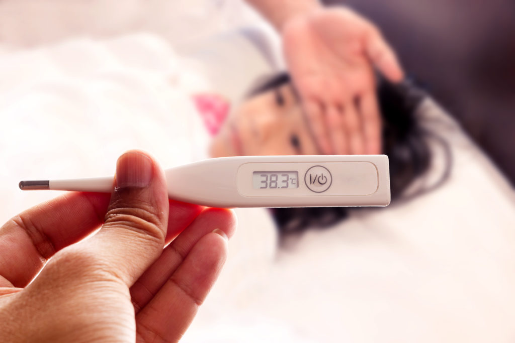 Sốt cao không kèm các triệu chứng cảm lạnh có thể là triệu chứng của sốt xuất huyết