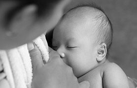 Lượng sữa cần thiết cho từng giai đoạn phát triển mà trẻ sơ sinh và trẻ nhỏ cần bú mỗi ngày