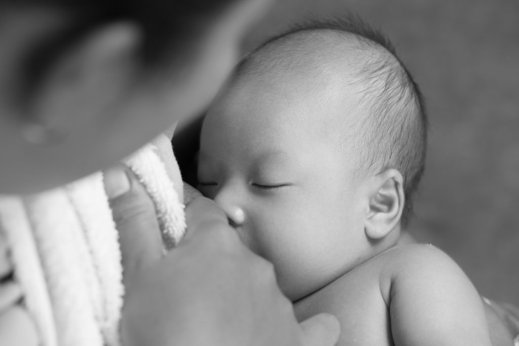 Sữa mẹ mang đến cho bé nguồn dinh dưỡng quý giá, không thể thay thế