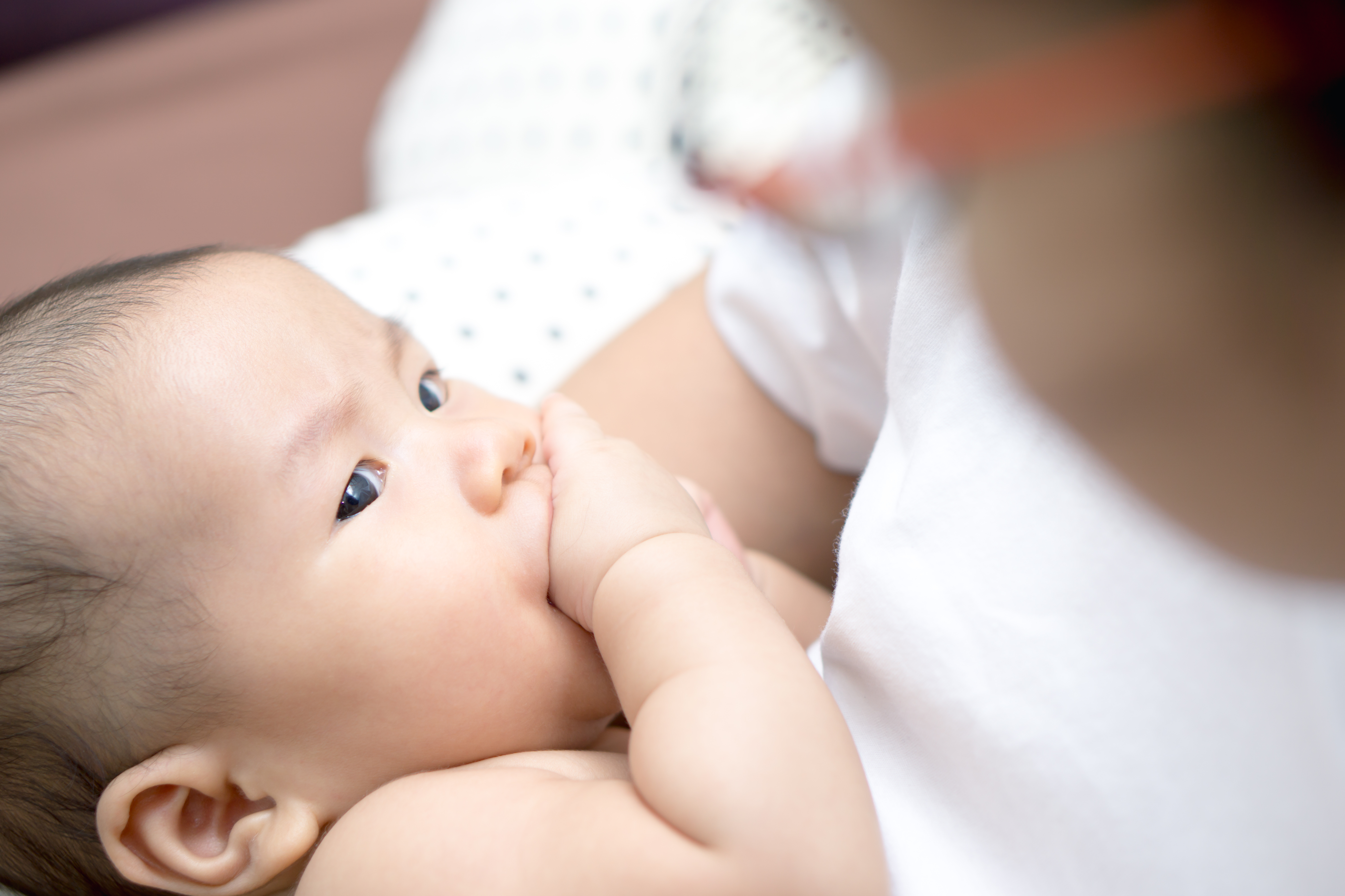 Nếu mẹ thấy bé còn mút tay là khi đó bé đang muốn nói “Mẹ ơi, con còn đói” đấy! Nếu mẹ thấy bé còn mút tay là khi đó bé đang muốn nói “Mẹ ơi, con còn đói” đấy!