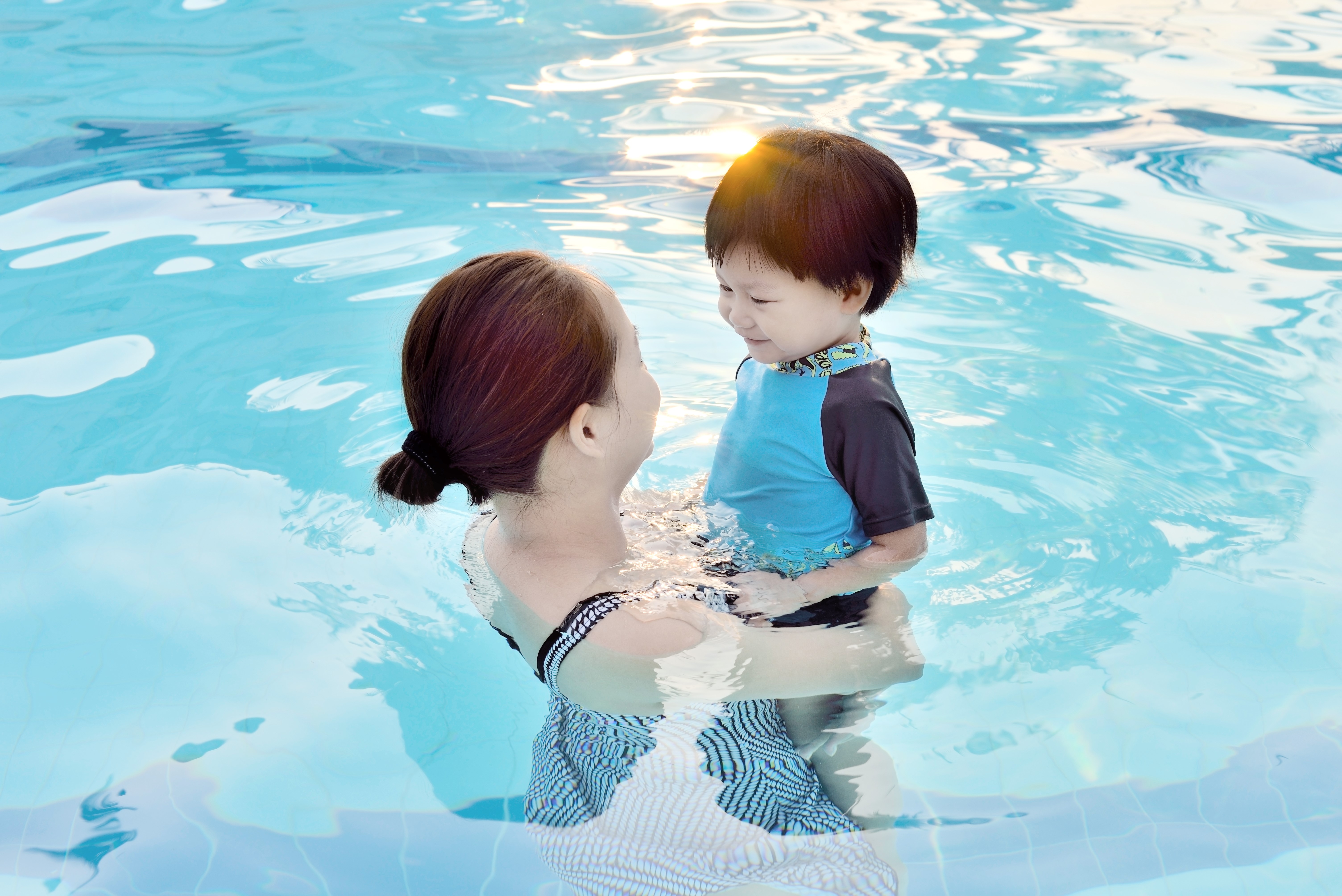 Kể cả khi cho bé bơi trong nhà, bố mẹ vẫn nên giữ tinh thần cảnh giác, canh chừng bé sát sao nhé