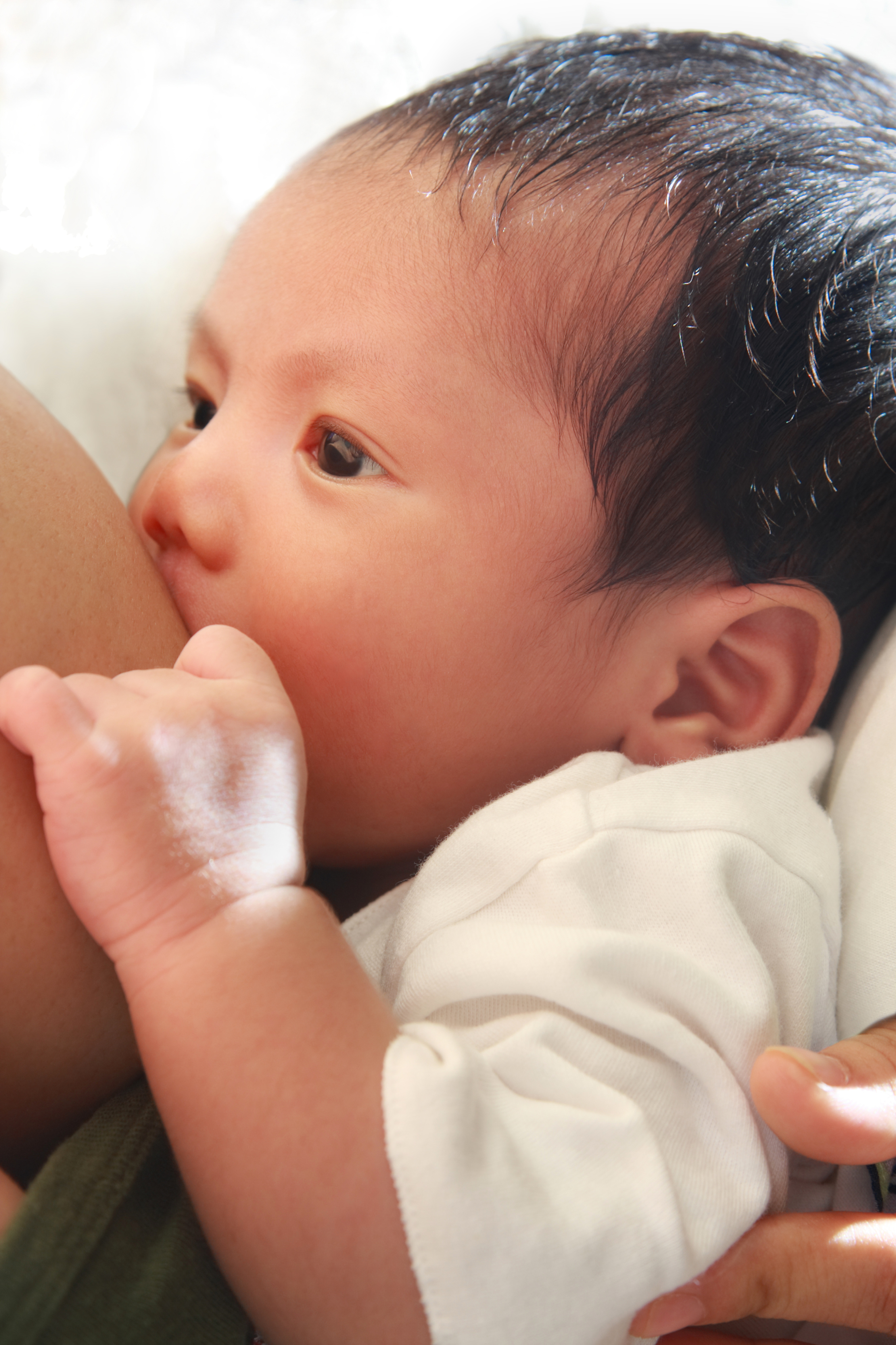 Sữa mẹ chính là nguồn kháng thể vô cùng quý giá giúp tăng cường đề kháng cho bé trong 6 tháng đầu