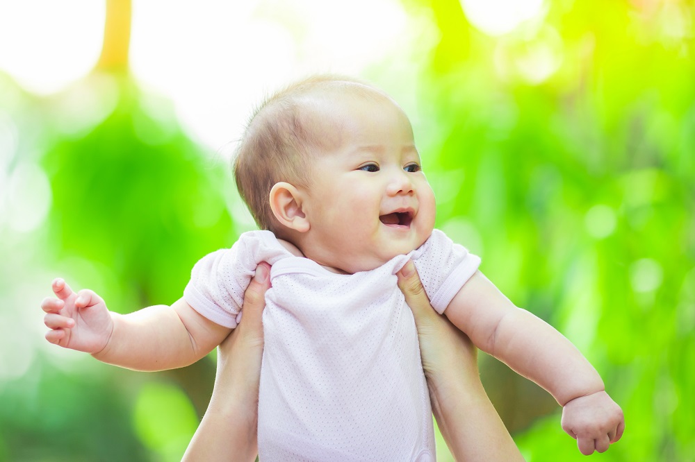 Mẹ nhớ tắm nắng cho bé để bổ sung vitamin D tự nhiên nhé!