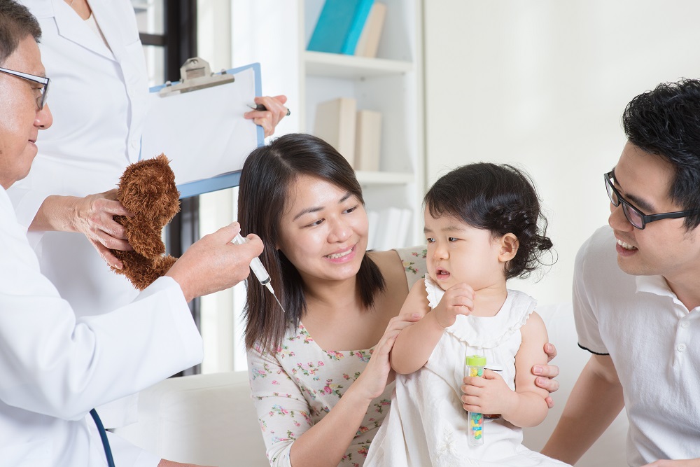 Thông thường các bé rất sợ tiêm, bố mẹ hãy dịu dàng trấn an bé nhé Thông thường các bé rất sợ tiêm, bố mẹ hãy dịu dàng trấn an bé nhé