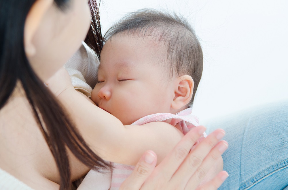 Sữa mẹ là nguồn cung cấp dưỡng chất tốt nhất cho bé 4 tháng tuổi