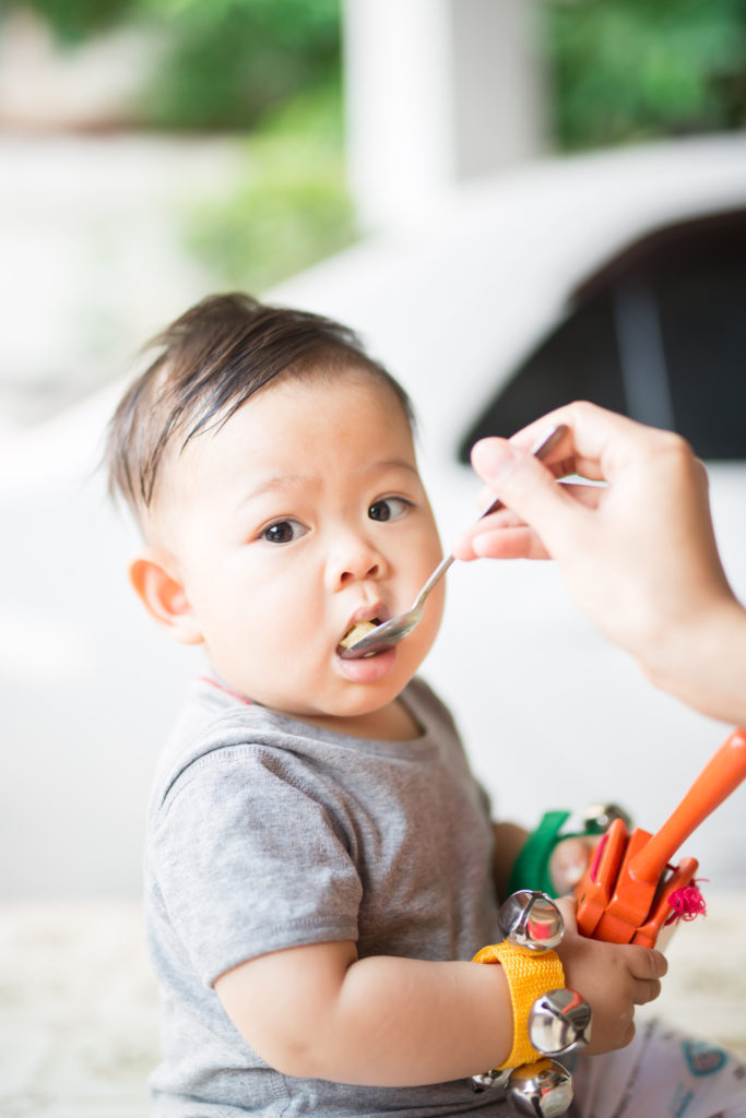 Không nên cho bé vừa chơi vừa ăn