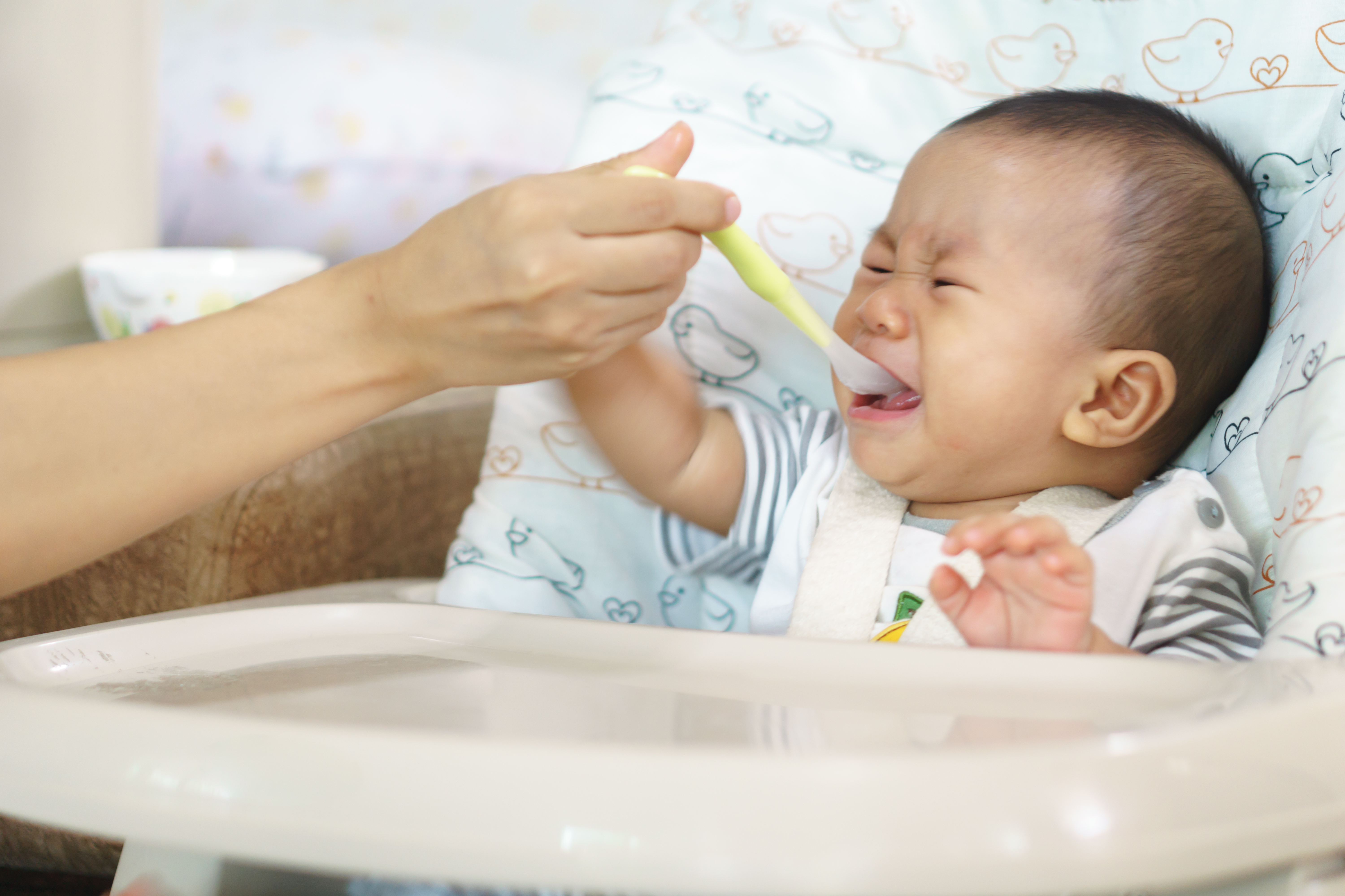 Bé suy dinh dưỡng có thể vì bố mẹ thiếu kiến thức nuôi dạy con, bé không được nuôi bằng sữa mẹ ở thời kỳ 4-6 tháng đầu sau khi sinh