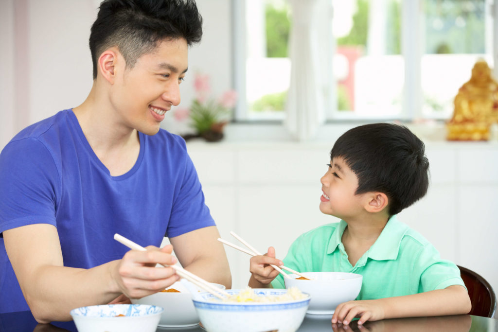 “Thi ăn” cùng bố sẽ giúp bé vui vẻ và ăn nhiều hơn!