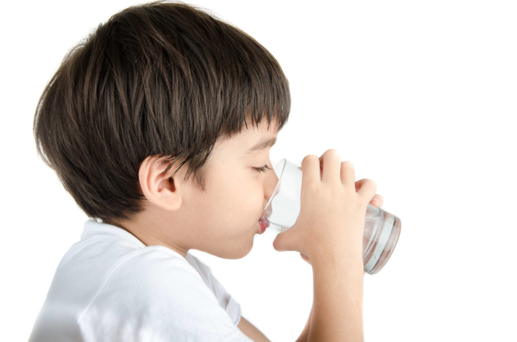 Không nên cho bé uống nước quá nhiều trước khi ăn​